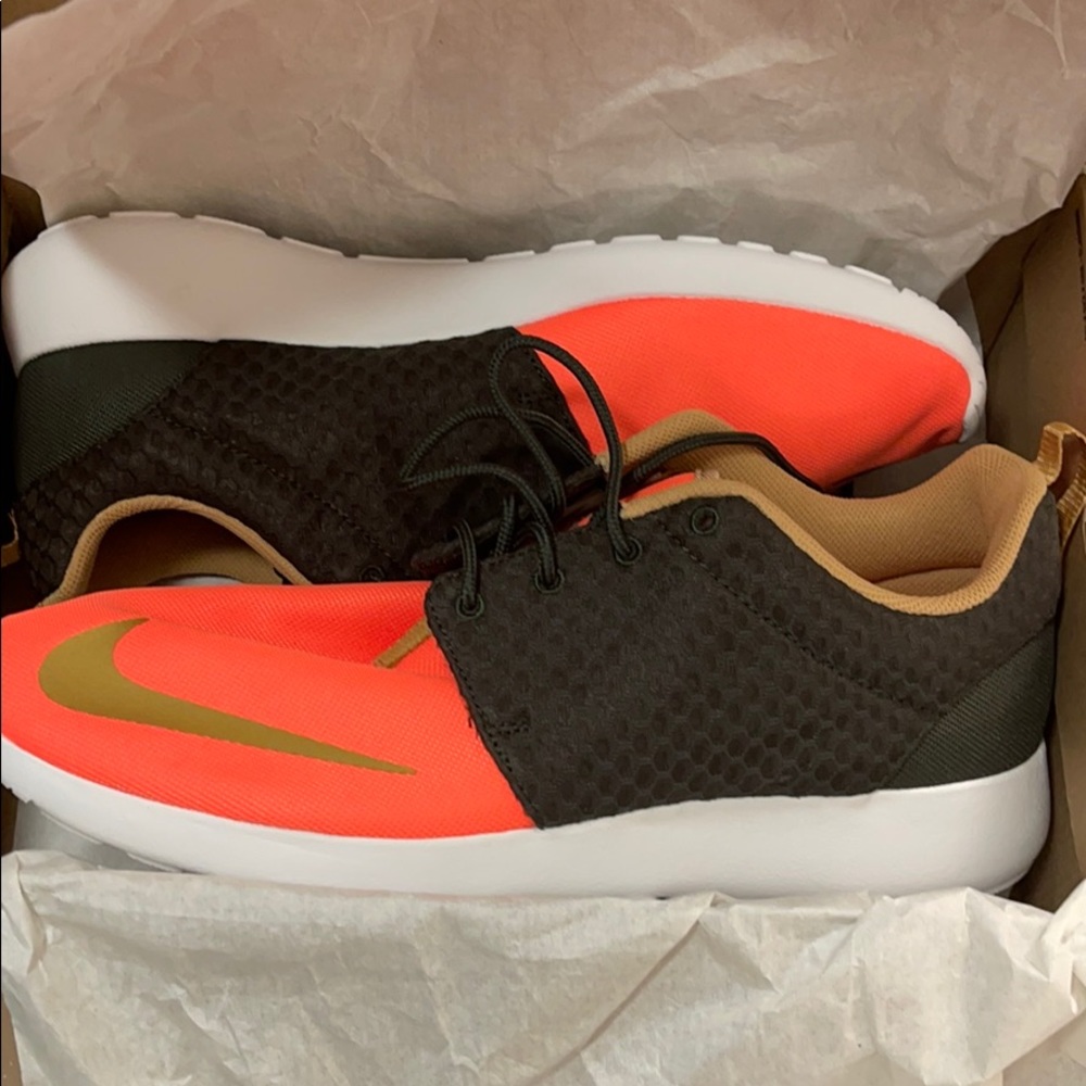 Brand new Nike RosheRun FB